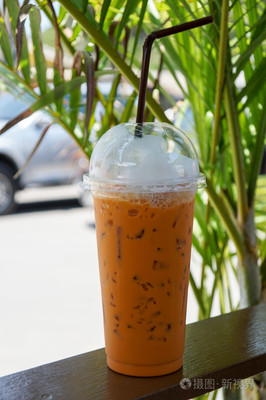 取掉塑料杯冰的奶茶